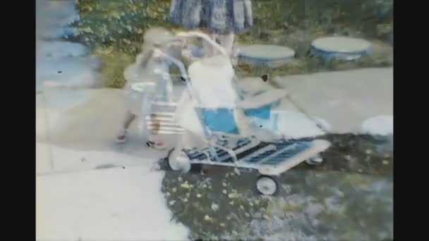 Dallas Usa Juni 1958 Kleines Mädchen Schiebt Kinderwagen Die 50Er — Stockvideo