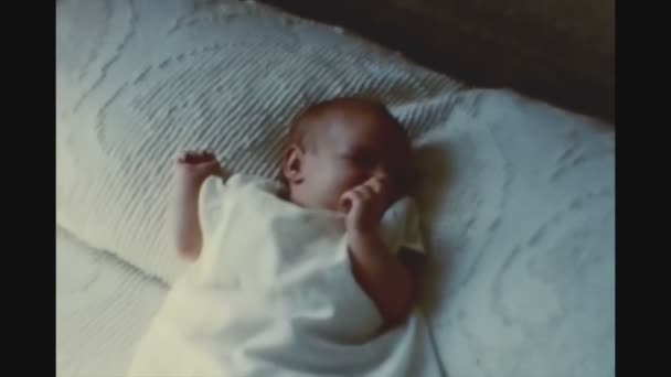 Dallas Usa June 1958 Newborn Спить Ліжку Через — стокове відео