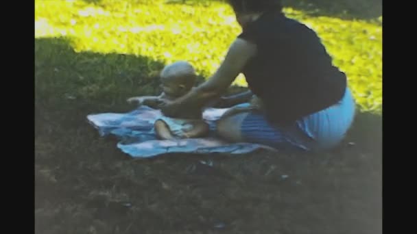 1958年 昭和33年 50代の草原にタオル付き赤ちゃん — ストック動画