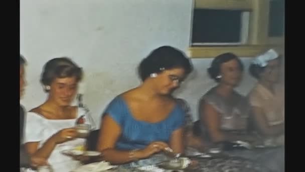 アメリカ合衆国ニューオリンズ1956年6月 結婚式のパーティーの家族の思い出50代 — ストック動画
