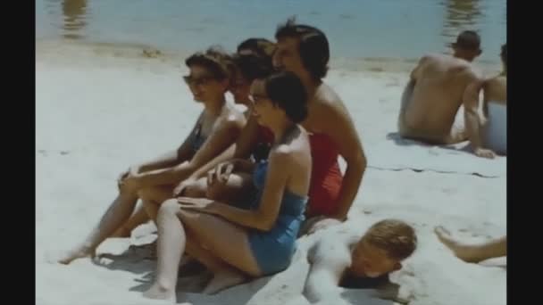 1956年6月 美国新奥尔良市 1950年代在海滩度假的人 — 图库视频影像