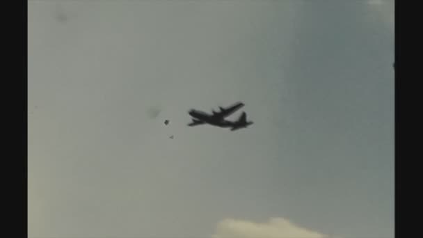 Nuovi Orleani Stati Uniti Giugno 1944 Bombardiere Vola Nel Cielo — Video Stock
