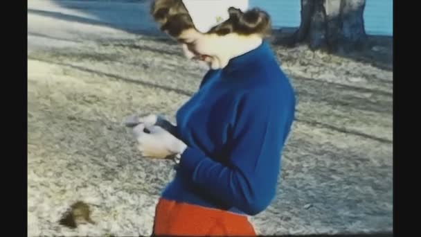 Νεα Ορια Ηνωμένες Πολιτείες Ιούνιος 1956 Γυναίκα Έξω Από Σπίτι — Αρχείο Βίντεο