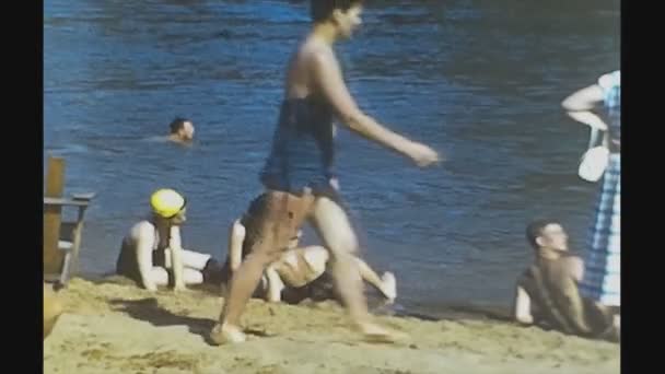 アメリカ合衆国ニューオーリンズ1956年6月 50年代の湖の家族の思い出で人々の休暇 — ストック動画
