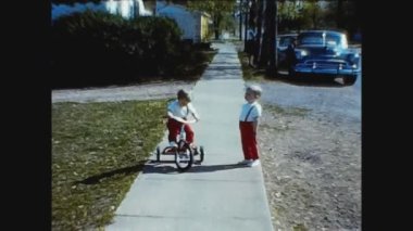 Şubat, Birleşik Devletler 1961: 60 'larda üç tekerlekli bisikleti olan çocuk