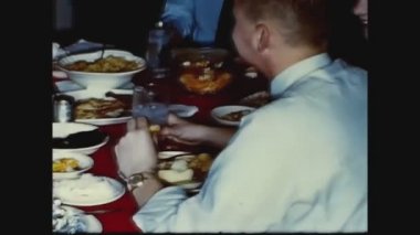 SAN DIEGO, Birleşik Devletler 1959 Mart: 50 'lerde aileyle Noel yemeği