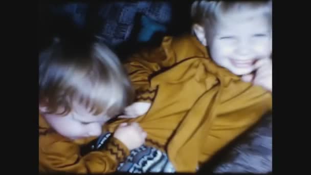 Dallas Estados Unidos Diciembre 1961 Niños Felices Casa Recuerdos Familiares — Vídeo de stock