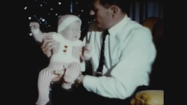 Dallas Estados Unidos Dezembro 1961 Bebê Chora Nos Braços Pai — Vídeo de Stock