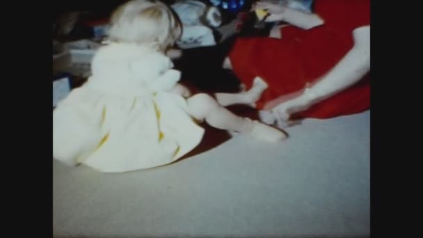 アメリカ合衆国ダラス1961年12月 60年代の家庭でのクリスマスの瞬間 — ストック動画