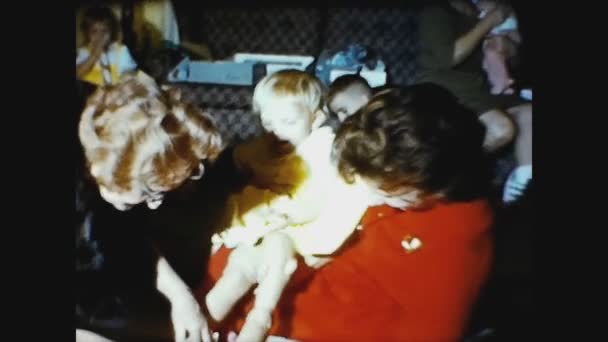 1961年12月 美国达拉斯 60年代家中的快乐儿童 — 图库视频影像