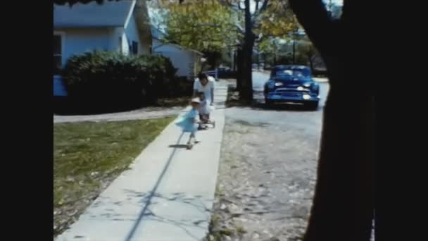 Dallas Zjednoczone Państwa Grudzień 1961 Dzieci Chodniku Przed Rodzinnymi Wspomnieniami — Wideo stockowe