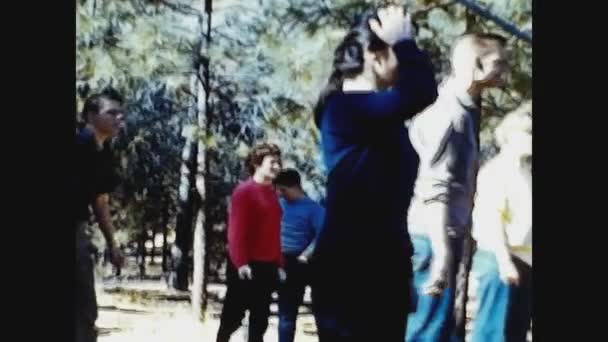 Inglewood アメリカ合衆国1960年12月 60年代にキャンプ場でバレーボールをする — ストック動画