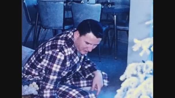 Inglewood Ηνωμένες Πολιτείες Δεκέμβριος 1960 Άνθρωπος Οργανώνει Χριστουγεννιάτικα Δώρα Κάτω — Αρχείο Βίντεο