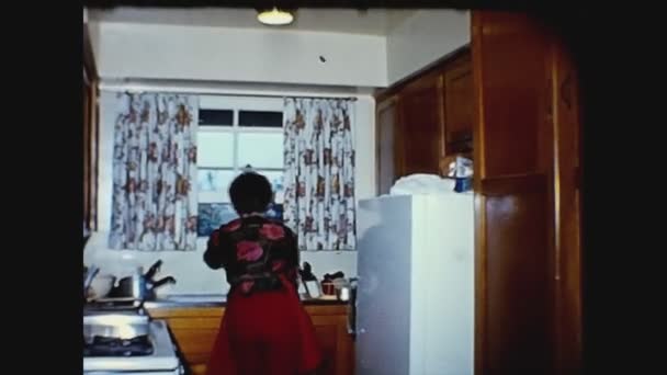 Dallas Ηνωμένες Πολιτείες Μάρτιος 1959 Γυναίκα Στην Κουζίνα Παίρνει Γαλοπούλα — Αρχείο Βίντεο