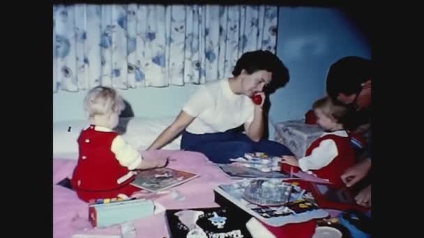 Dallas 米国1959年3月 50代の子供ゲーム家族の思い出 — ストック動画