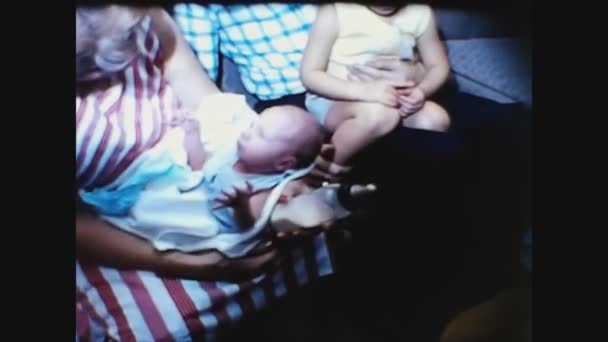 Dallas Verenigde Staten Maart 1964 Het Voeden Van Baby Fles — Stockvideo