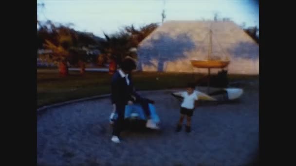 Dallas Estados Unidos Março 1964 Crianças Brincam Parque Nos Anos — Vídeo de Stock