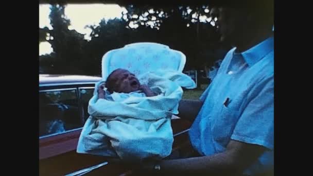 Dallas Verenigde Staten Maart 1964 Papa Houdt Baby — Stockvideo