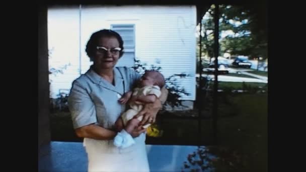 Dallas Stati Uniti Marzo 1964 Nonna Tiene Bambino Negli Anni — Video Stock