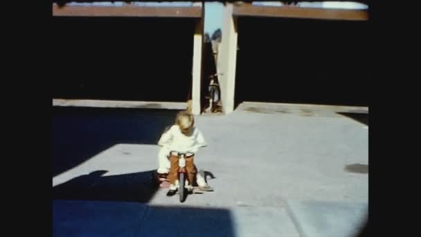 Dallas Estados Unidos Março 1964 Criança Entra Triciclo Nos Anos — Vídeo de Stock