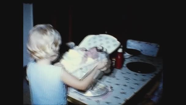 1964年3月 用60年代的婴儿奶瓶喂奶 — 图库视频影像