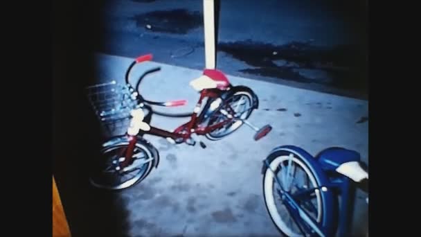 Dallas Ηνωμένες Πολιτείες Μάιος 1959 Ποδήλατο Λεπτομέρεια Ένα Πεζοδρόμιο Στη — Αρχείο Βίντεο