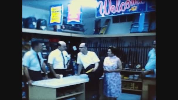 Dallas États Unis Mai 1959 Intérieur Magasin Armes Dans Les — Video