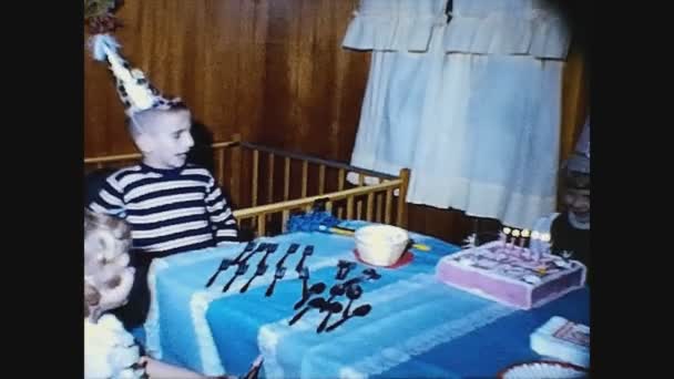 アメリカ合衆国ダラス1959年5月 50歳の誕生日パーティーの子供たち — ストック動画