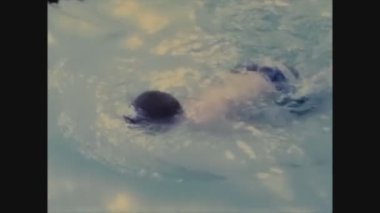 ÇOCUK, BİRLİK DEVLETLER 1952: Çocuk 50 'li yıllarda havuzda yüzüyor