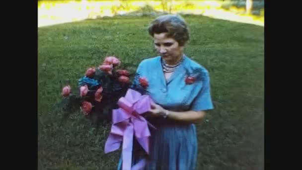 Dallas Usa Juni 1954 Ältere Frau Hält Blumenstrauß Den Fünfzigern — Stockvideo