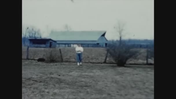 Dallas Ηνωμένες Πολιτείες Απριλιου 1961 Γυναίκα Περπατά Στο Αγρόκτημα Στη — Αρχείο Βίντεο