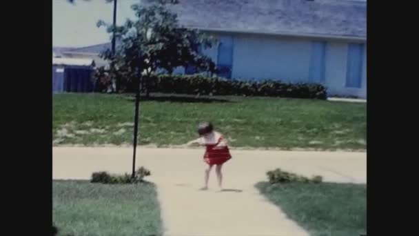 Dallas Ηνωμένες Πολιτείες Αυγουστοσ 1952 Μικρό Κορίτσι Δείχνει Hula Hoop — Αρχείο Βίντεο