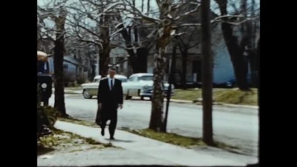 Dallas Spojené Státy Červen 1957 Podnikatel Chodí Obytné Čtvrti Letech — Stock video