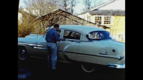 1957年 昭和32年 50年代に男が庭で車を洗う — ストック動画