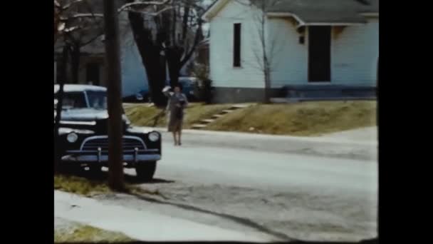 アメリカ合衆国ダラス1957年6月 50代の女性が歩道を歩く — ストック動画