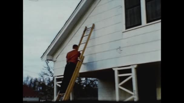 Dallas United States June 1957 Людина Фарбує Будинок — стокове відео