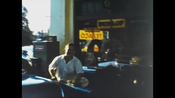 Dallas United States June 1957 Manusia Spbu Membersihkan Mobil — Stok Video