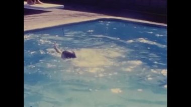 MIAMI, ABD MAYIS 1965: Anne çocuğa 60 'larda yüzmeyi öğretiyor