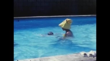MIAMI, ABD MAYIS 1965: Anne çocuğa 60 'larda yüzmeyi öğretiyor