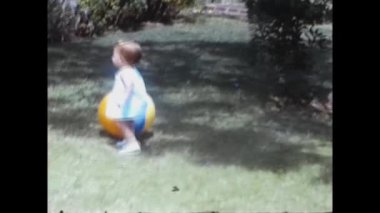 MIAMI, ABD MAYIS 1965: 60 'ların yazında bahçede bir çocuk