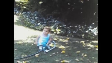 MIAMI, ABD MAYIS 1965: 60 'ların yazında bahçede bir çocuk