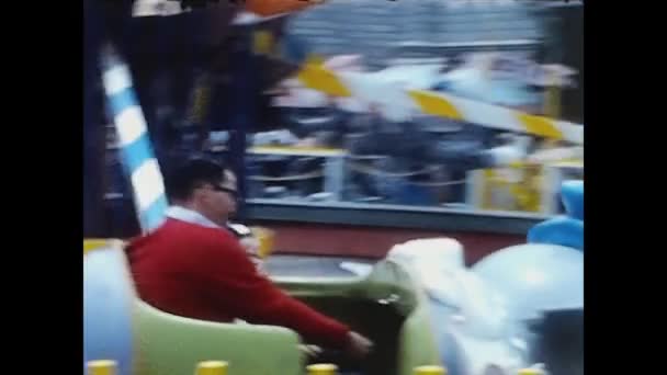 アメリカ1965年5月 60年代のディズニーランドに乗る — ストック動画