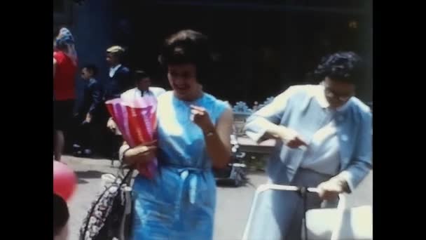 アメリカ1965年5月 60代のディズニーランドの子供たち — ストック動画