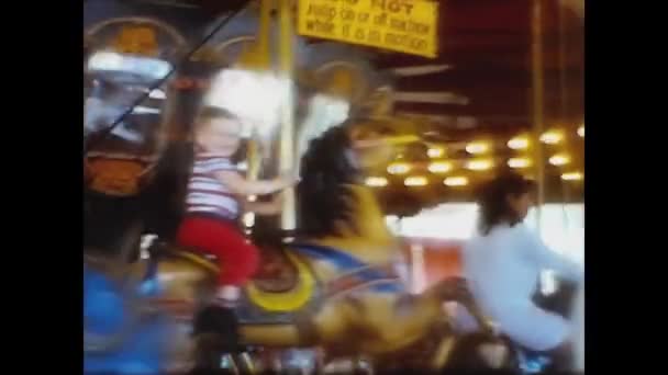1965年5月 美国Miami 60年代在迪斯尼乐园骑马的旋转木马 — 图库视频影像