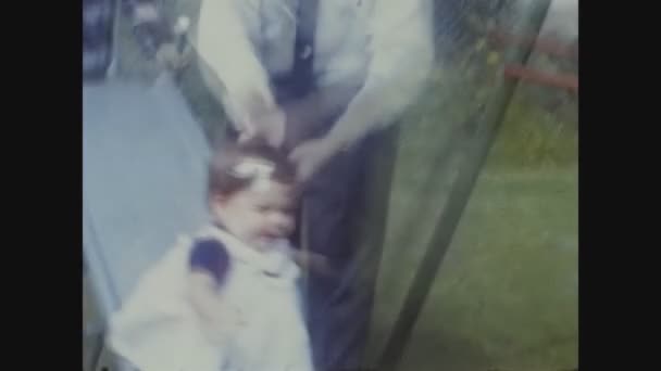 Miami Usa Maggio 1965 Padre Bambini Scivolo Giardino Negli Anni — Video Stock