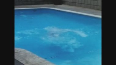 MIAMI, ABD MAYIS 1965: Anne çocuğa 60 'larda yüzmeyi öğretiyor