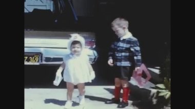 MIAMI, ABD MAYIS 1965: 60 'larda çocuk aile anıları açık havada