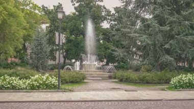 İtalya 'nın Rovigo şehir merkezinde antik mermer çeşme