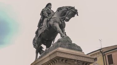 İtalya 'daki Rovigo' da at korumalı Garibaldi heykeli.