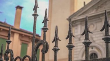 İtalya 'da eski bir binada demir kapı çivileri döşemiş.